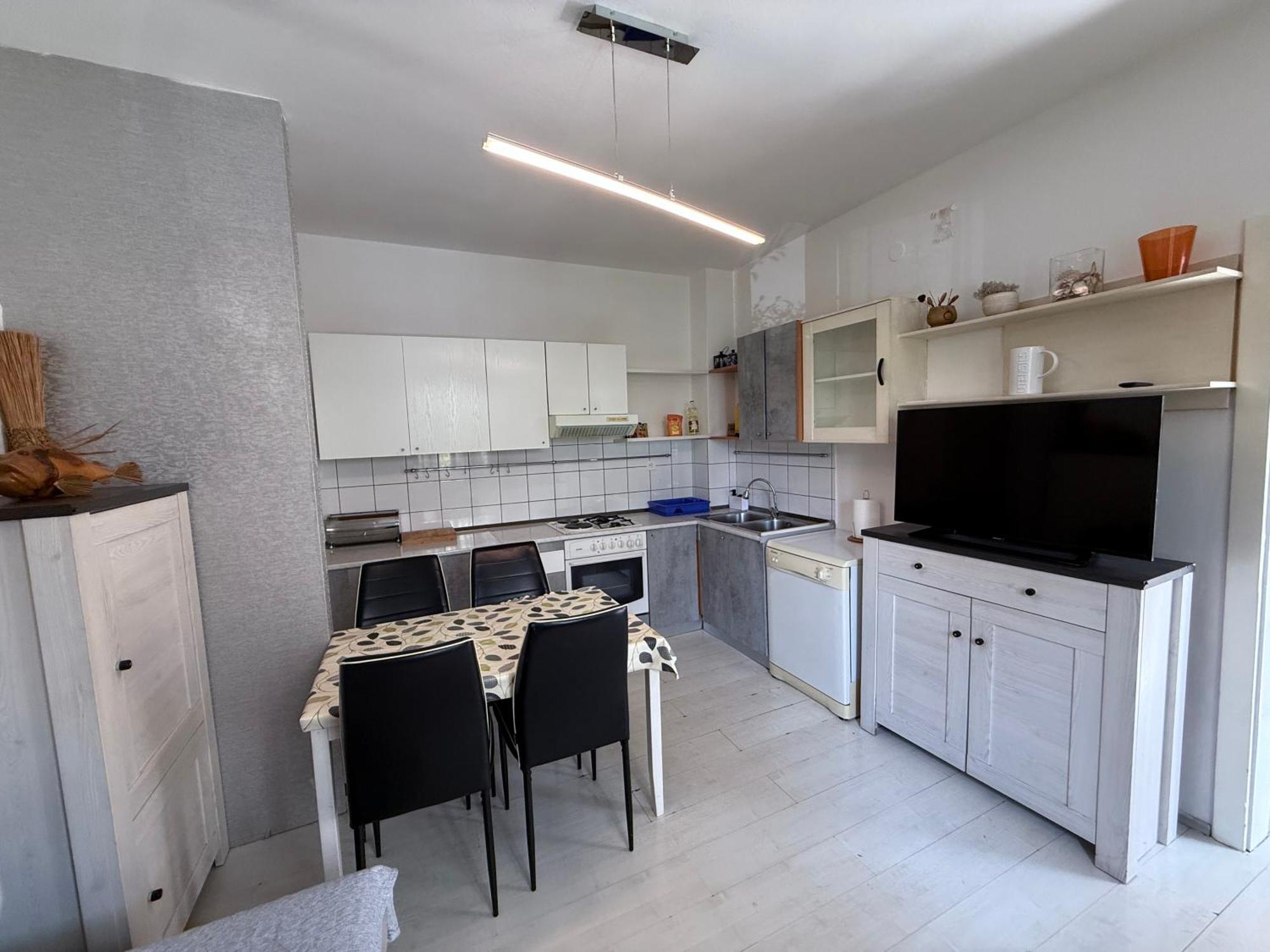 Lu Apartment Split